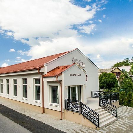 Am Kastiel Penzion Rimavská Sobota Buitenkant foto